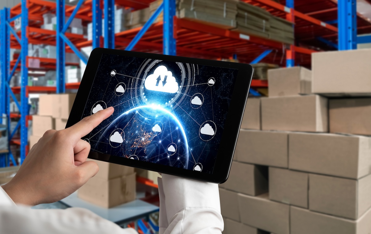 worker holding cloud wms warehouse management software tablet