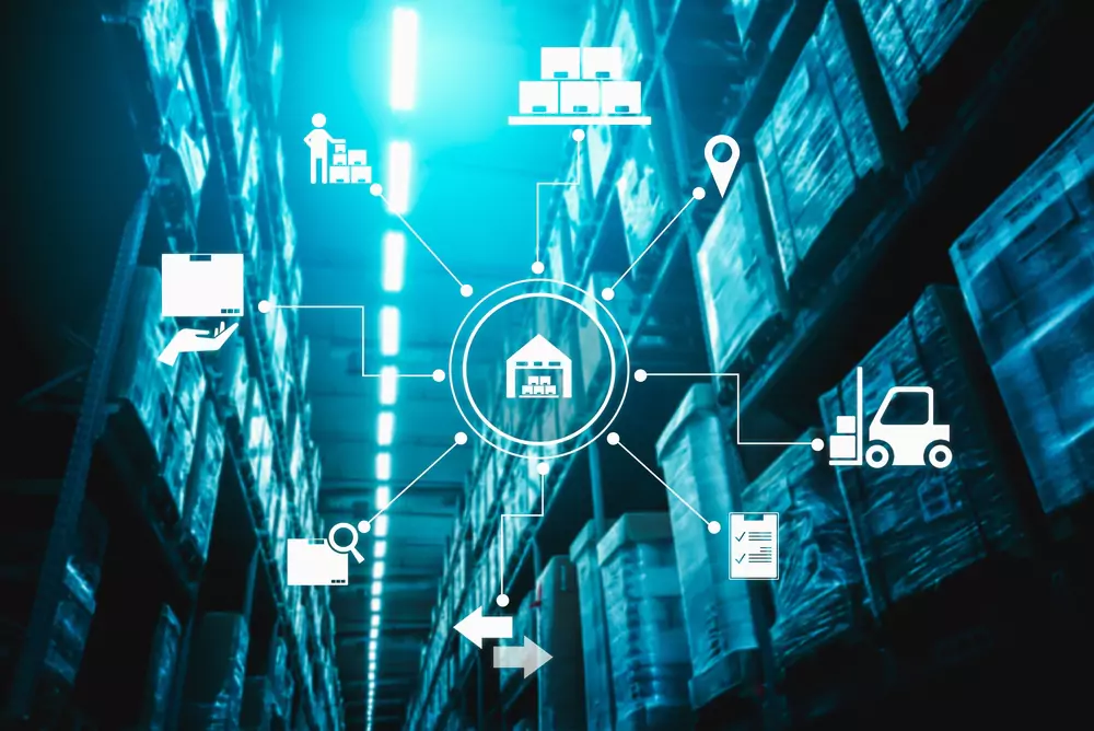 warehouse with an overlay of icons with a warehouse in the middle and connections to boxes, forklift, arrows, checklist, screen